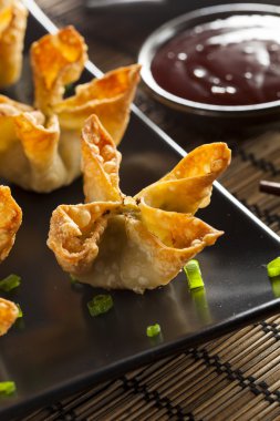 Asya Yengeç rangoons tatlı ve ekşi sos ile