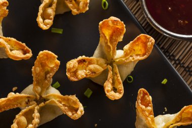 Asya Yengeç rangoons tatlı ve ekşi sos ile