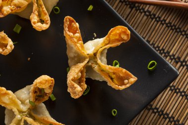 Asya Yengeç rangoons tatlı ve ekşi sos ile