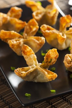 Asya Yengeç rangoons tatlı ve ekşi sos ile