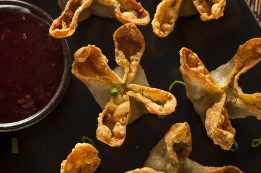 Asya Yengeç rangoons tatlı ve ekşi sos ile