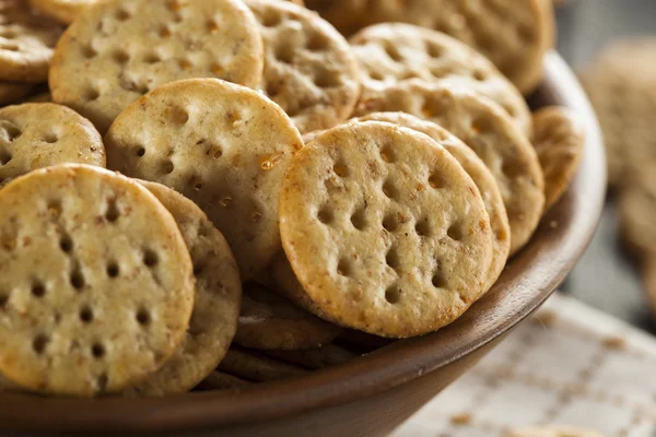 Gehele korrel tarwe ronde crackers — Stockfoto