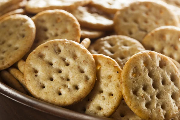 Gehele korrel tarwe ronde crackers — Stockfoto
