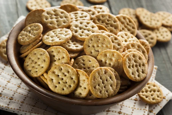 Gehele korrel tarwe ronde crackers — Stockfoto