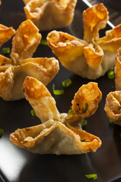 Asiatiska krabba rangoons med sötsur sås — Stockfoto