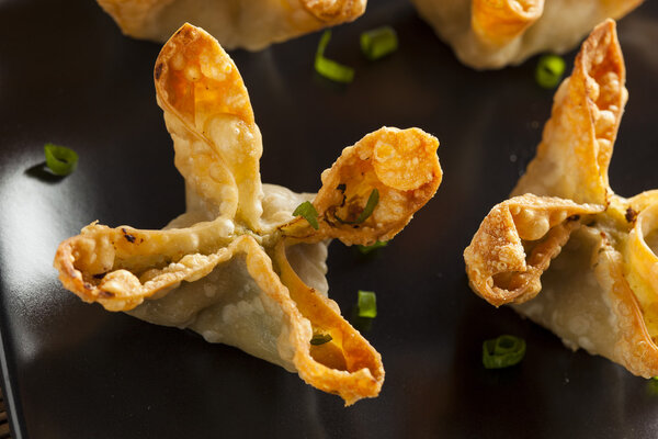 Азиатские крабовые рангуны со сладким и кислым соусом
