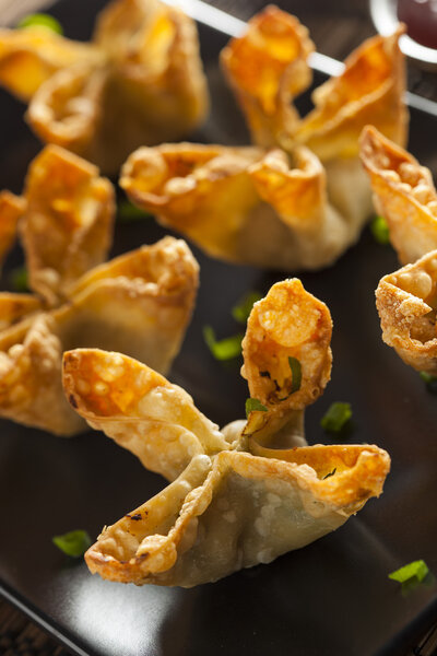 Азиатские крабовые рангуны со сладким и кислым соусом
