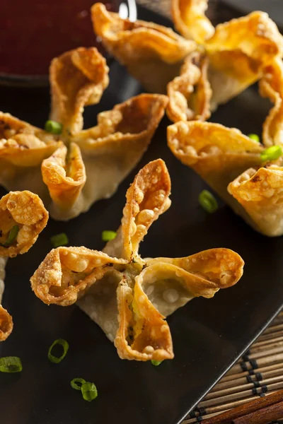 Asiatiska krabba rangoons med sötsur sås — Stockfoto