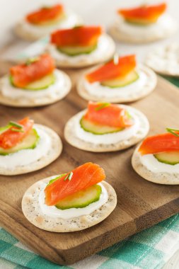 somon ve kraker hor d'oeuvres