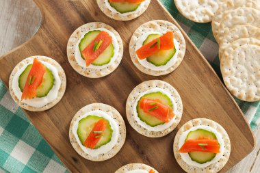 somon ve kraker hor d'oeuvres