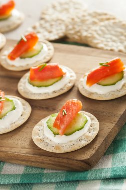 somon ve kraker hor d'oeuvres
