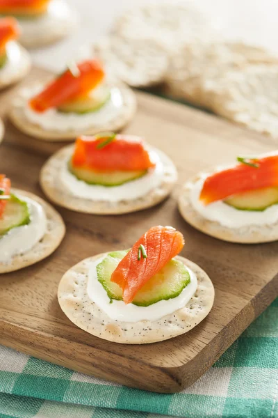 Salmone e cracker Hor D'oeuvres — Foto Stock