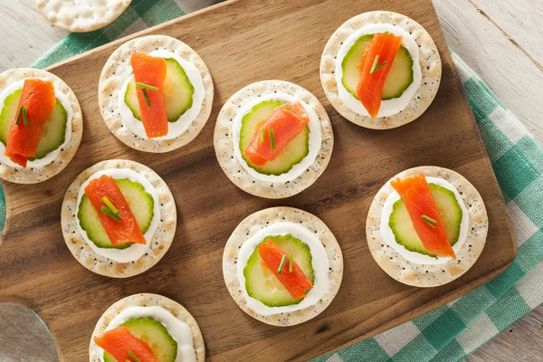 Zalm en cracker hor d'oeuvres — Stockfoto