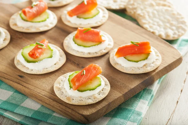 Salmon and Cracker Hor D'oeuvres — Stock Photo, Image