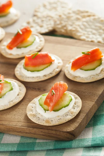 Zalm en cracker hor d'oeuvres — Stockfoto