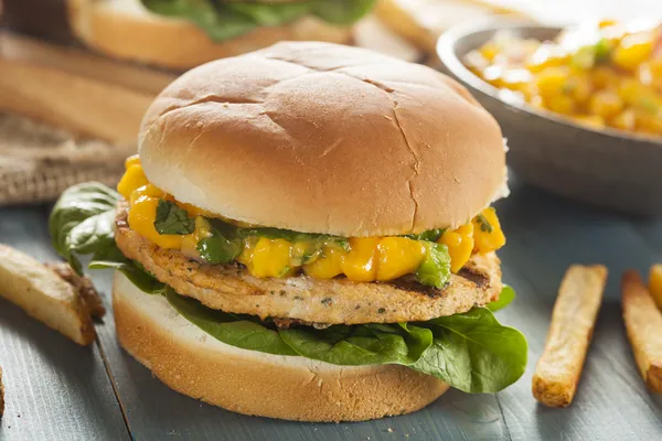 Sándwich de pescado Mahi con salsa —  Fotos de Stock