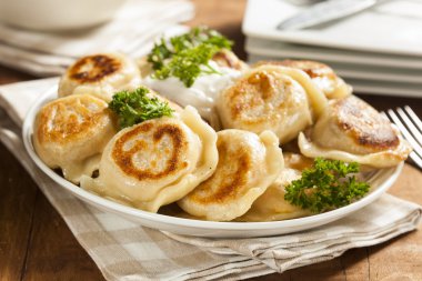 ekşi krema ile Homemade Lehçe pierogis
