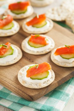 somon ve kraker hor d'oeuvres