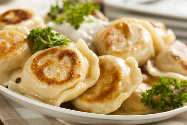 Pierogis polacos caseros con crema agria — Foto de Stock