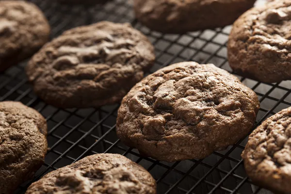 Zelfgemaakte dubbele chocolade chip cookies — Stockfoto