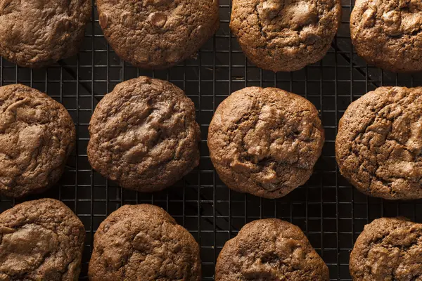Hemlagad double chocolate chip cookies — Stockfoto