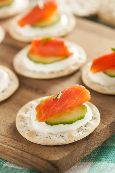 Salmon and Cracker Hor D'oeuvres — Stock Fotó