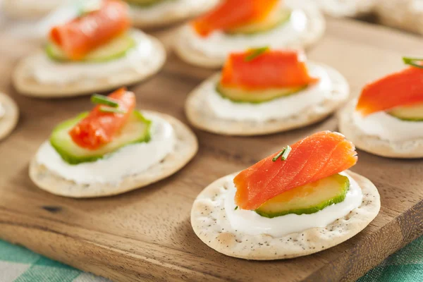 Salmon and Cracker Hor D'oeuvres — Stock Fotó