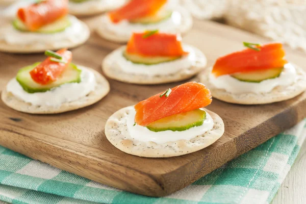 Salmon and Cracker Hor D'oeuvres — Stock Photo, Image