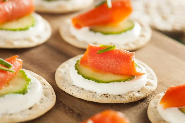 Zalm en cracker hor d'oeuvres — Stockfoto