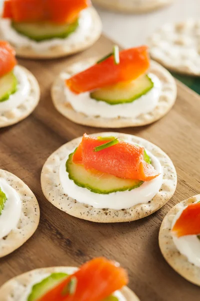 Zalm en cracker hor d'oeuvres — Stockfoto