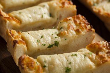 Kızarmış peynir ve sarımsaklı ekmek