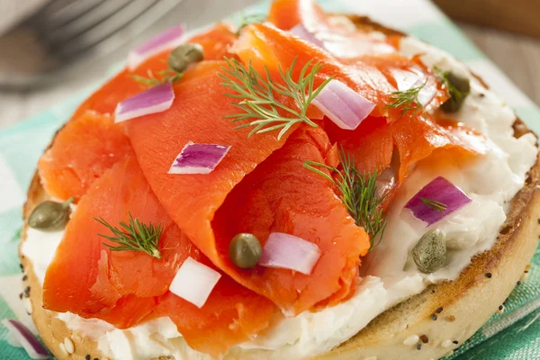 Hausgemachter Bagel und Lox — Stockfoto