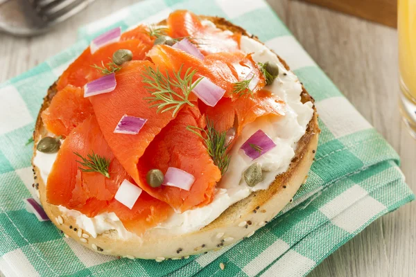 Zelfgemaakte bagel en lox — Stockfoto