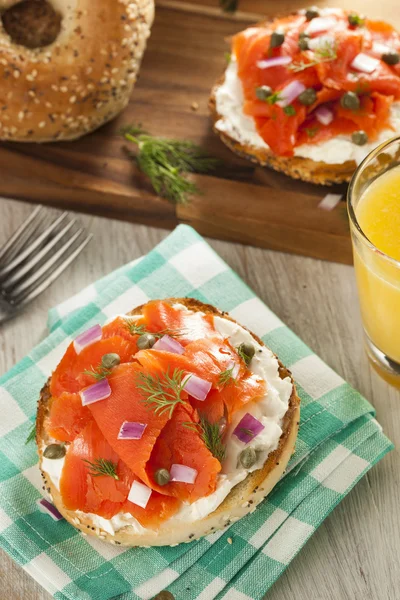 Zelfgemaakte bagel en lox — Stockfoto