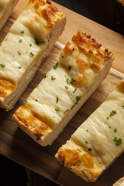 Поджаренный сыр и чесночный хлеб
