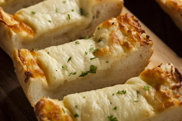 Поджаренный сыр и чесночный хлеб — стоковое фото