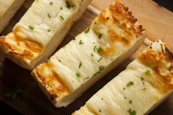 Opékaný sýr a česnek chléb — Stock fotografie