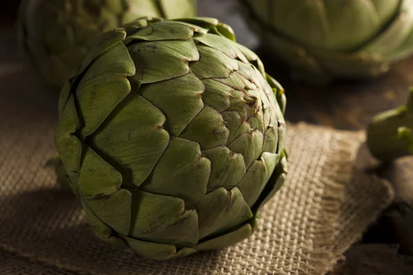 Rauwe biologische groene artisjokken — Stockfoto