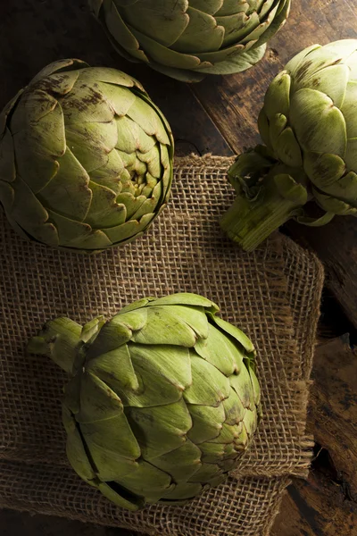 Alcachofras verdes orgânicas cruas — Fotografia de Stock