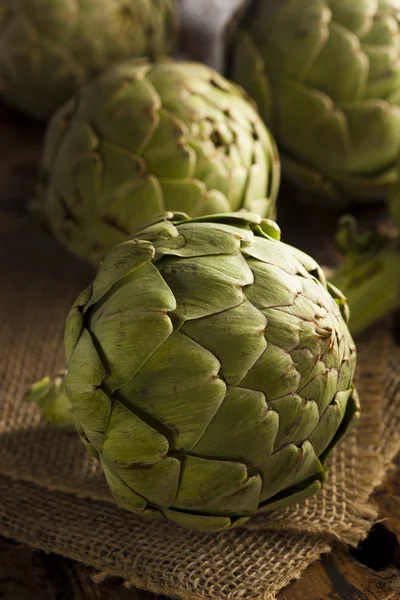 Rauwe biologische groene artisjokken — Stockfoto