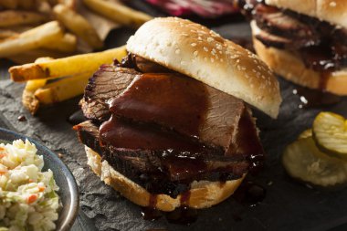 Barbekü göğüs etini sandviç füme