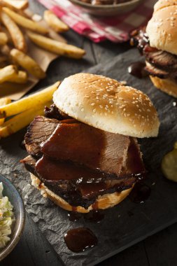 Barbekü göğüs etini sandviç füme