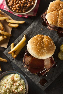 Barbekü göğüs etini sandviç füme