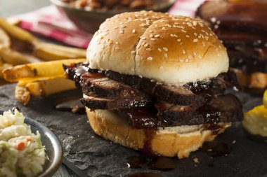 Barbekü göğüs etini sandviç füme
