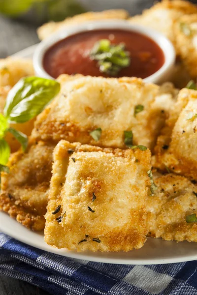 Hemmagjord stekt ravioli med marinara sås — Stockfoto