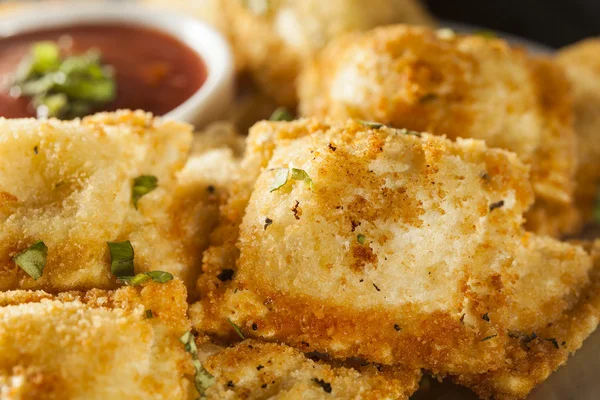 Zelfgemaakte gebakken ravioli met marinara saus — Stockfoto