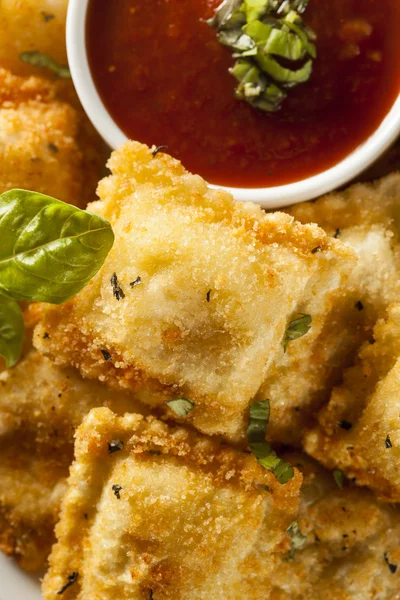 Ravioli frito caseiro com molho Marinara — Fotografia de Stock