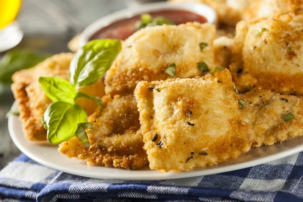 Ravioli fritti fatti in casa con salsa Marinara — Foto Stock