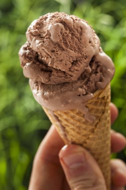 ev yapımı koyu çikolata dondurma koni