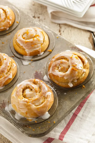 Hausgemachte Zimtröllchen klebrige Brötchen — Stockfoto